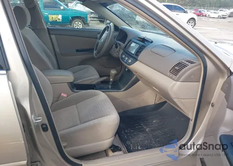 2005 Toyota Camry Le z USA, uszkodzony, nr VIN 4T1BE32K35U097037